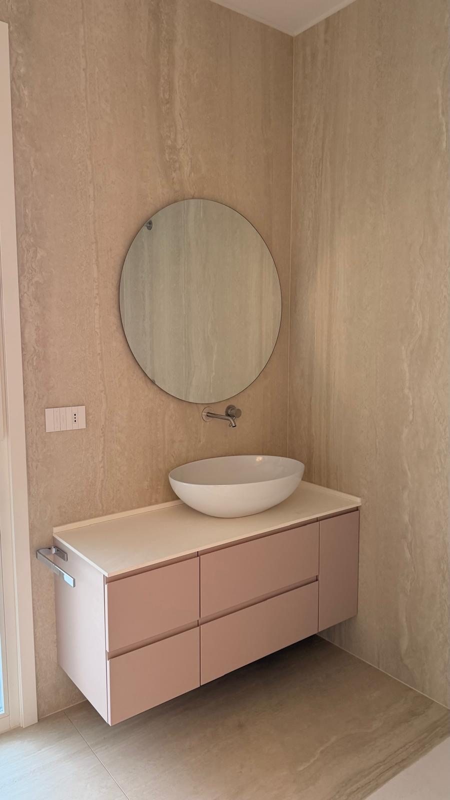 Bagno in travertino